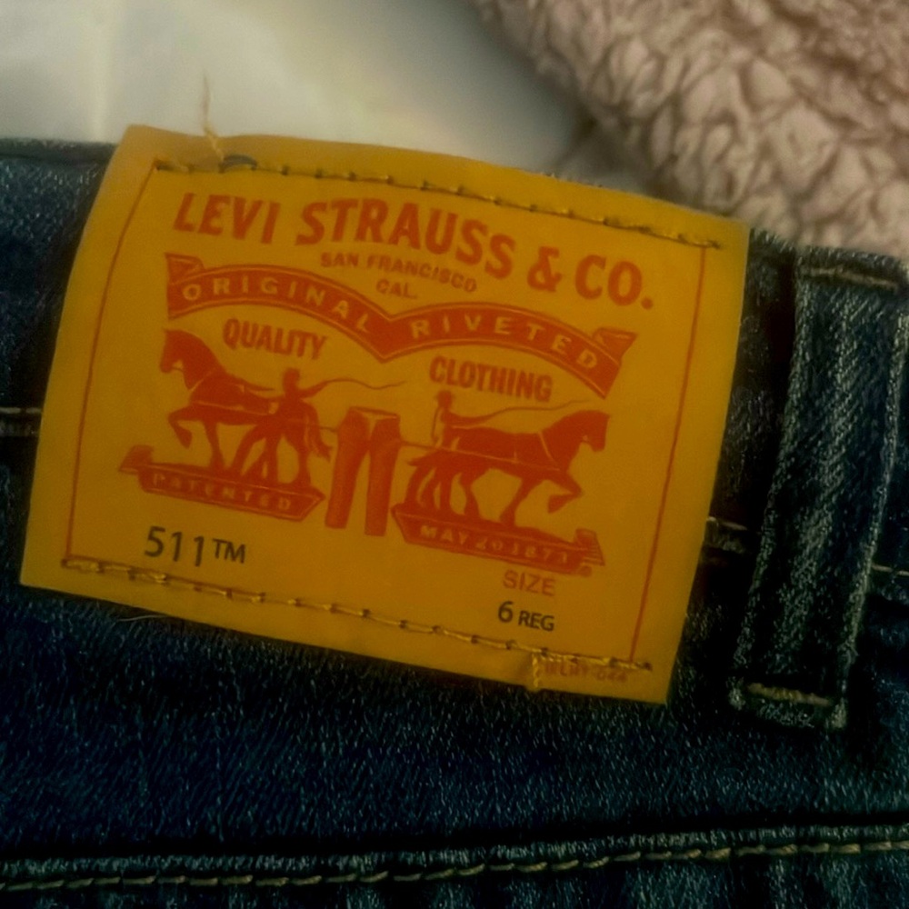 NWOT size 6 Levi’s slim jeans